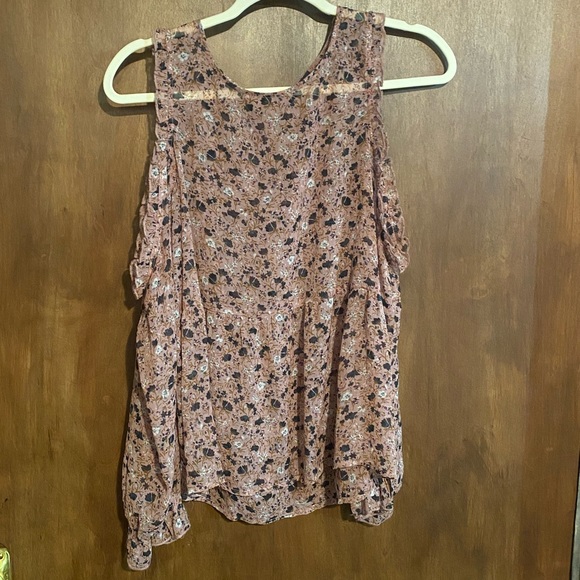 Shoulder cut out top - Picture 1 of 1